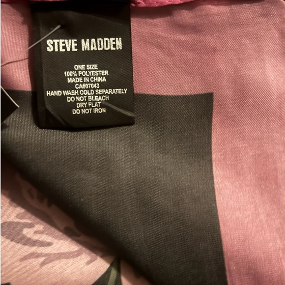 Steve Madden black pink Floral bouquet square scarf Sz 30/30 - Picture 4 of 6